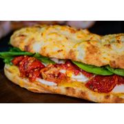 LANCHES - PANUOZZO: Panuozzo - Tomate Seco - Pão de 160g de nossa massa de longa fermentação, molho de tomate confit amarelo, muçarela de búfala fresca, rúcula e tomate seco.