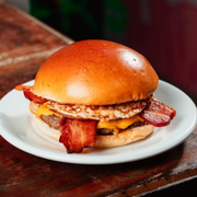 Burgers: Classic Egg - Burger (Ingredientes: American Cheese Cheddar, Bacon, Burger 160g, Maiô Up, Ovo, Pão Brioche)