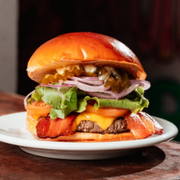 Burgers: Upgrade - Burger (Ingredientes: American Cheese Cheddar, Bacon, Burger 160g, Cebola Roxa, Maiô Up, Pão Brioche, Picles, Salada (Alface e Tomate))
