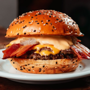Burgers: Miami - Burger (Ingredientes: 2x Burger 80g (Smash), Bacon, Cebola Picadinha, Molho Miami, Pão Brioche Prime, Queijo Cheddar (Fatiado))