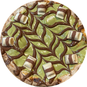 Pizzas Doces (Broto): Pistache Nutella Kinder - Pizza Broto (Ingredientes: Ganache de pistache, Kinder Bueno White, Nutella)
