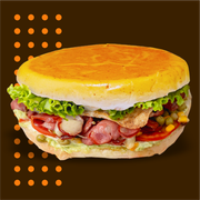 Xis Brood: X-brood Calabresa - Xis (Ingredientes: Pão, Tomate, Milho, Hambúrguer Bovino, Calabresa, Ovo, Presunto, Muçarela, Ketchup, Mostarda, Maionese Verde)