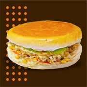 Xis Brood: X-brood Frango - Xis (Ingredientes: Pão, Tomate, Milho, Presunto, Ovo, Muçarela, Frango Desfiado, Maionese Verde, Mostarda, Ketchup)