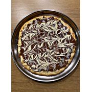 Doces: 2 Amores - Pizza Grande (Ingredientes: Chocolate Branco, Chocolate Preto, Creme de Leite, Leite Condensado, Mussarela)