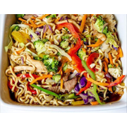 Massas: Yakisoba de Camarão - Massas (Ingredientes: Brocolis, Camarão, Couve Flor, Espaguete Instantâneo, Gengibre, Pimentão amarelo, Pimentão verde, Pimentão vermelho, Repolho Roxo, Repolho verde)