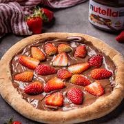 PIZZA NO PRECINHO: Nutella - Pizza no Precinho (Ingredientes: creme de leite, morango, nutella)