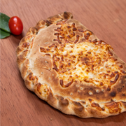 Calzone: CARNE DE SOL - Calzone Médio (Ingredientes: Carne Seca, Catupiry, Cebola, Mussarela, Orégano)