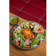 Especialidades: Salada do Chefe - Alface americano, rúcula, tomate cereja, palmito, cebola roxa, morango, parmesão, posta de salmão grelhado e molho do chefe.