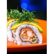 Uramaki: URAMAKI TROPICAL 8 PEÇAS - lamina de abacate com couve crispe.. recheado de salmão, camarão, limão, cebolinha e creme teaser..