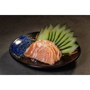 Premium: 4 peças Sashimi de salmão regado com azeite trufado , flor de sal e raspas de limão siciliano - .