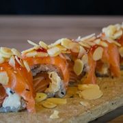 Premium: 8 peças Uramaki especial com laminas de amêndoas e mel. - .