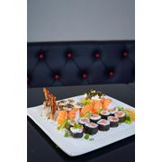 Combinados: Tokio - 25 Peças: 10 filadelfia roll, 5 sushis salmão, 4 jow jow, 4 kube fuji e 2 ebishiro