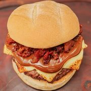 Hambúrguer: PRIME CREAM BURGUER (Acompanha Fritas) - Hambúrguer (Ingredientes: 1 hambúrguer de carne bovina, bacon em cubos, doce de leite, Mussarela)