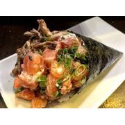 Temakis: temaki salmão crucom shimeji - Temaki Tradicional (Ingredientes: Arroz, Cebolinha, Cream Cheese, Gergelim, Salmão Cru, shimeji)