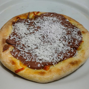 Esfiha: Prestígio - Massa, mussarela recheio de chocolate ao leite e coco ralado.