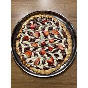Doces: 2 Amores C/ Morango - Pizza Grande (Ingredientes: Chocolate ao Leite, Chocolate Branco, Creme de Leite, Leite Condensado, Morango, Mussarela)