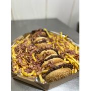 Os mais pedidos: Aprisco na caixa - Os mais pedidos (Ingredientes: 3 smash burguer, Batata frita 500gr, Creme de cheddar, Farofa de Bacon)