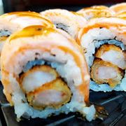 Uramakis: uramaki camarão croc - camarão, abacate , pasta de kani, salmão , molho de milho e mostarda, tare, cebolinha , gergelim moido , flocos tempura