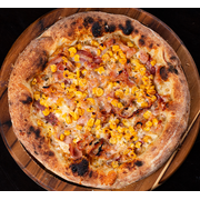 Tradicionais: Bacon c/ Milho - Pizza Família (Ingredientes: Bacon, Massa de Longa Fermentação, Milho Verde, Molho da Casa, Mussarela, Orégano)