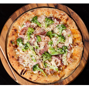 Tradicionais: Brócolis c/ Bacon - Pizza Família (Ingredientes: Bacon, Brócolis, Massa de Longa Fermentação, Molho da Casa, Mussarela, Orégano)