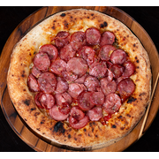 Tradicionais: Calabresa - Pizza Família (Ingredientes: Calabresa, Massa de Longa Fermentação, Molho da Casa, Mussarela, Orégano)