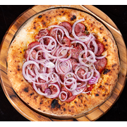 Tradicionais: Calabresa Acebolada - Pizza Família (Ingredientes: Calabresa, Cebola Roxa, Massa de Longa Fermentação, Molho da Casa, Mussarela, Orégano)