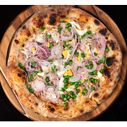 Tradicionais: Portuguesa - Pizza Família (Ingredientes: Azeitona, Cebola Roxa, Ervilha, Massa de Longa Fermentação, Molho da Casa, Mussarela, Ovo, Presunto)