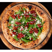 Tradicionais: Rúcula c/ Tomate Seco - Pizza Família (Ingredientes: Massa de Longa Fermentação, Molho da Casa, Mussarela, Rúcula, Tomate Seco)