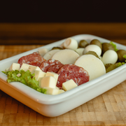 Porções: Tábua De Frios 300g - Porção Inteira (Ingredientes: Azeitona, Lombinho, Mussarela, ovo de codrona, Palmito, Salaminho)
