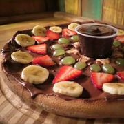 Edicao Limitada Mes das Mulheres: Pizza de Fondue - Deliciosa pizza grande de chocolate ao leite, morangos, banana e uva huuum espetaculo (fina camada de mussarela na base)