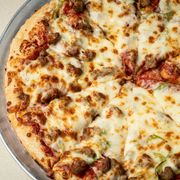 Premium: Magnata - Pizza Grande (Ingredientes: Deliciosos cubinhos de contrafilé selados em parrilha cobertos c/ 3 queijos (Catupiry muçarela e provolone))