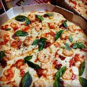 Gourmet: Camarão c/ Tomate Seco - Pizza Gigante (Ingredientes: Molho de Tomate, Mussarela, Camarão, Tomate Seco, Rúcula, Orégano)