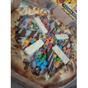 Doce Especial: Dois Amores - Pizza Gigante (Ingredientes: Creme de Leite, Mussarela, Chocolate Preto, Chocolate Branco, Bis Branco, Bis Preto, Leite Condensado, Confete)