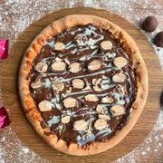 Doce Especial: Sonho de Valsa - Pizza Gigante (Ingredientes: Creme de Leite, Mussarela, Chocolate Preto, Sonho de Valsa, Leite Condensado, Confete)