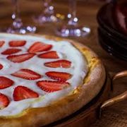 Doce tradicional: Sedução - Pizza Gigante (Ingredientes: Chocolate Branco, Creme de Leite, Leite Condensado, Mussarela, Morango)