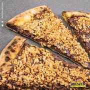 Doce tradicional: Charge - Pizza Gigante (Ingredientes: Creme de Leite, Mussarela, Chocolate Preto, Amendoim, Leite Condensado)