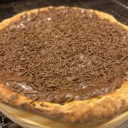 Doce tradicional: Brigadeiro - Pizza Gigante (Ingredientes: Creme de Leite, Mussarela, Brigadeiro, Granulado, Leite Condensado)
