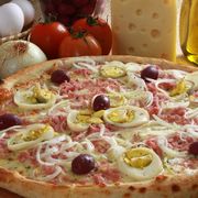 Tradicionais: Portuguesa - Pizza Gigante (Ingredientes: Molho de Tomate, Mussarela, Presunto, Ovo, Azeitona, Orégano)