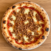 Especiais: Linguiça Blumenau - Pizza Família (Ingredientes: Linguiça Blumenau, Massa de Longa Fermentação, Molho da Casa, Mussarela, Orégano)