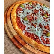 Tradicionais: Baiana - Pizza Gigante (Ingredientes: Molho de Tomate, Mussarela, Calabresa ralada, Molho de Pimenta, Azeitona Verde, Cebola, Orégano)