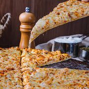 Tradicionais: Frangolone - Pizza Gigante (Ingredientes: Molho de Tomate, Mussarela, Frango, Provolone, Orégano)