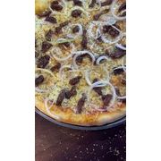Especiais: Filé Acebolado - Pizza Gigante (Ingredientes: Molho de Tomate, Mussarela, Filé, Cebola, Orégano)