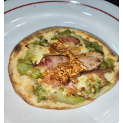 Esfihas Especiais: Brócolis ao Alho Frito - Esfiha (Ingredientes: Alho Frito, Bacon, Brócolis, Mussarela)