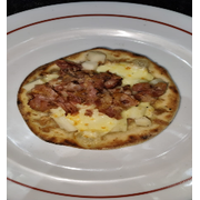 Esfihas Especiais: Peruana ao Bacon - Esfiha (Ingredientes: Atum, Bacon, Mussarela, Palmito)