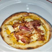 Esfihas Especiais: Frango ao Bacon - Esfiha (Ingredientes: Bacon, Frango Desfiado, Requeijão Cremoso)