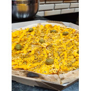 Tradicionais: Frango Com Cheddar - Pizza Grande (Ingredientes: Azeitona Verde, Cheddar, Frango Desfiado, Molho de Tomate, Orégano)