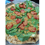 Tradicionais: Rúcula - Pizza Grande (Ingredientes: Azeitona Verde, Molho de Tomate, Mussarela, Orégano, Rúcula Fresca, Tomate Seco)
