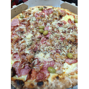 Tradicionais: Bella - Pizza Grande (Ingredientes: Azeitona Verde, Bacon, Calabresa Fatiada, Molho de Tomate, Mussarela, Orégano, Parmesão)