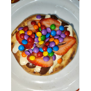 Esfihas Doces: A Moda do Motoca - Esfiha (Ingredientes: Chocolate ao Leite, Chocolate Branco, Creme de Leite, M&M, Morango Fatiado)