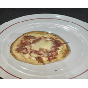 Esfihas Especiais: Bella - Esfiha (Ingredientes: Bacon, Calabresa Ralada, Mussarela, Parmesão)
